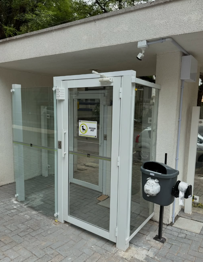 Acesso PET em vidro e alumínio